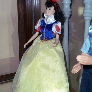 VTG Disney Princess Snow White Classic Doll